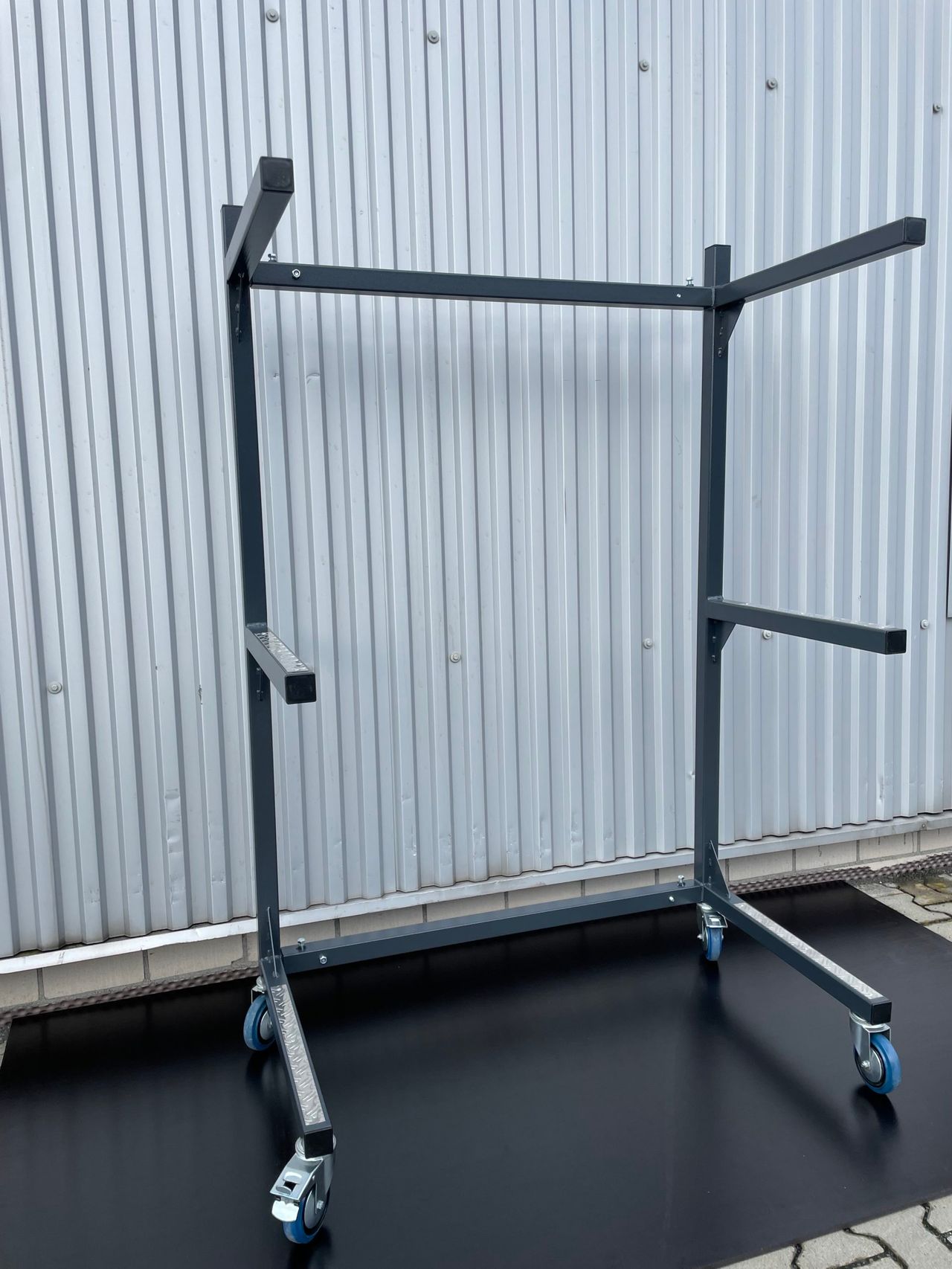 Sargregal für 3 Särge, einseitig