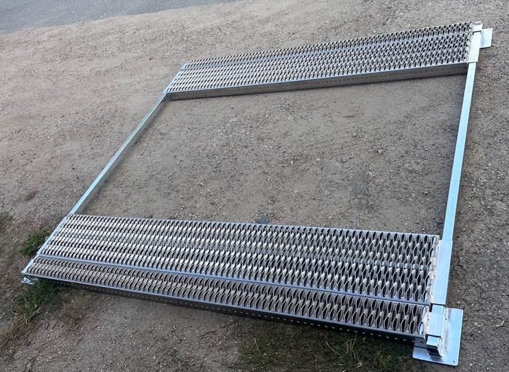 Garnitur mit 300 mm breiten Längsrosten